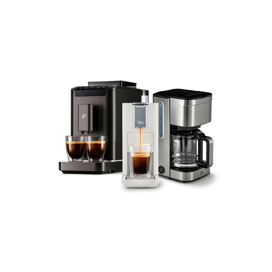 Drei Kaffeemaschinen stehen nebeneinander, aus der mittleren läuft Kaffee in ein Glas.