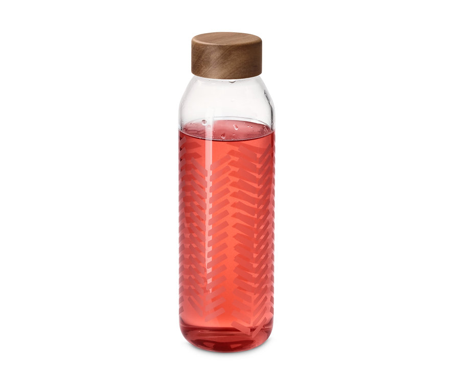 Eine To-go-Trinkflasche mit braunem Deckel und rotem Inhalt.