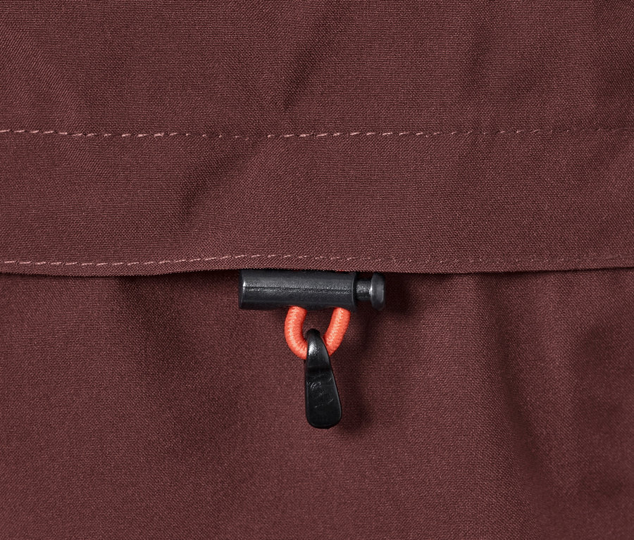 Detail einer Funktionswanderjacke.