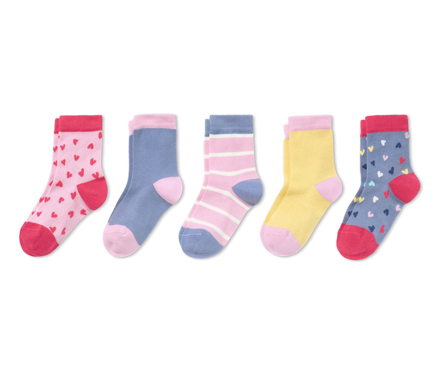 Fünf Paar mehrfarbige Socken aus Bio-Baumwolle mit verschiedenen Mustern.