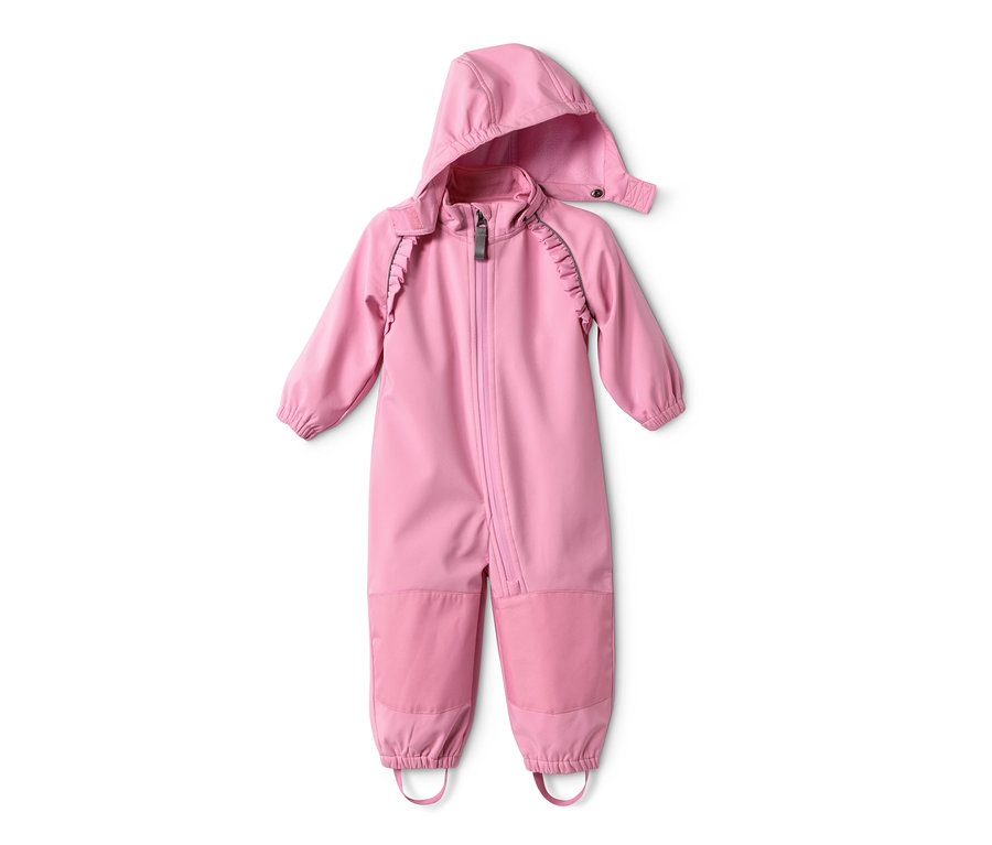 Rosa Softshell-Einteiler aus recyceltem Material mit Kapuze und Reißverschluss vorne.