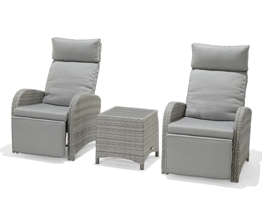 Zwei graue Sessel-Sets mit Relaxfunktion und ein Tisch.