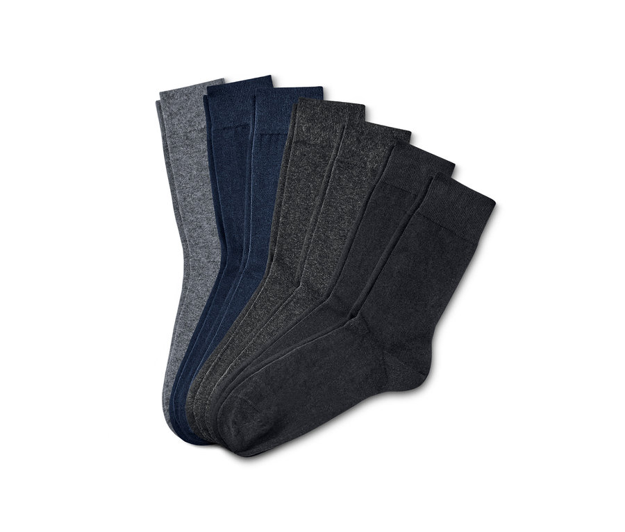 Fünf Paar Herrensocken in verschiedenen Grau- und Blautönen.
