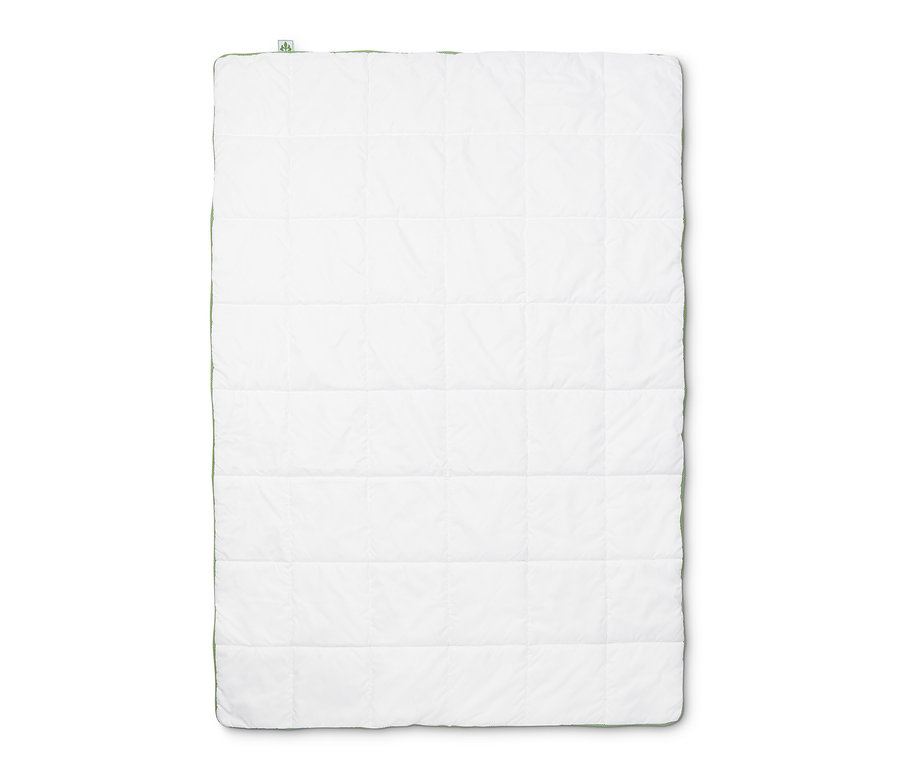 Ein weißes irisette® greenline Steppbett mit Klimaband in Normalgröße liegt.