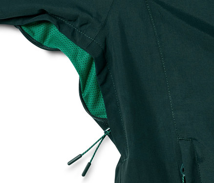 Detailansicht einer grünen Outdoorjacke.