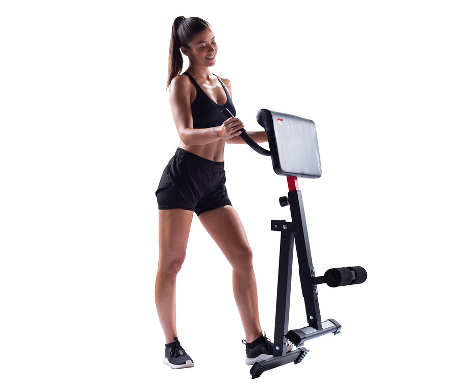 Frau benutzt Christopeit Bauch- und Rückentrainer AB 1000.