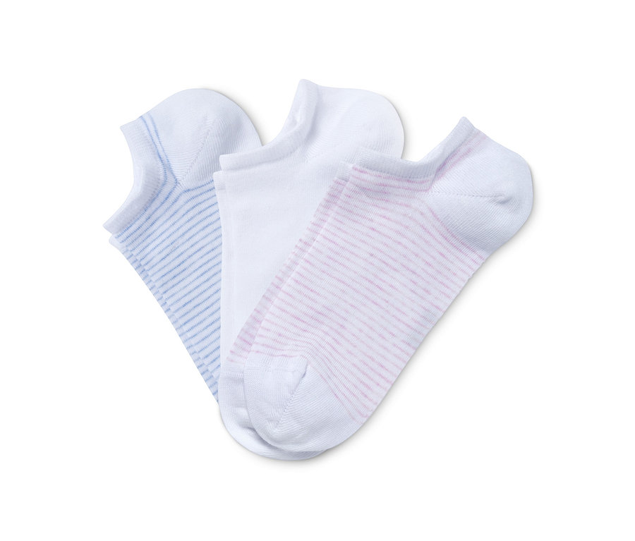 Drei Paar gestreifte Sneakersocken liegen auf einem weißen Hintergrund.