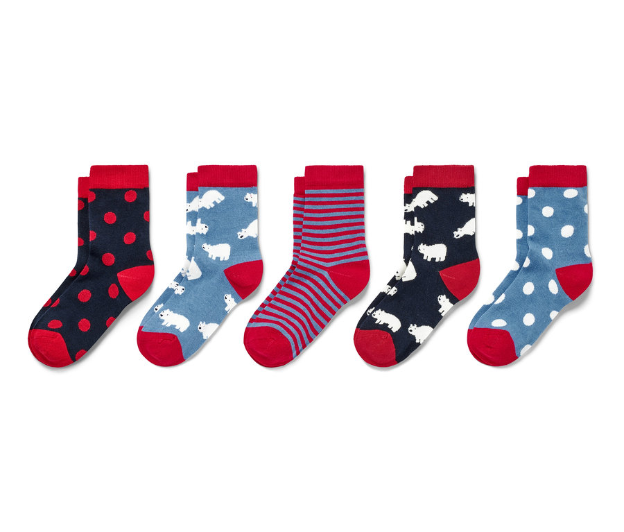 Fünf Paar Kinder-Socken mit verschiedenen Mustern, darunter Punkte, Streifen und Eisbären.