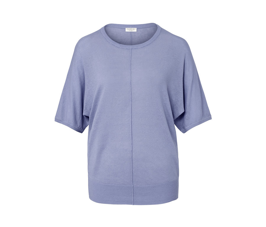Ein hellblaues Feinstrick-Shirt aus Leinenmix.