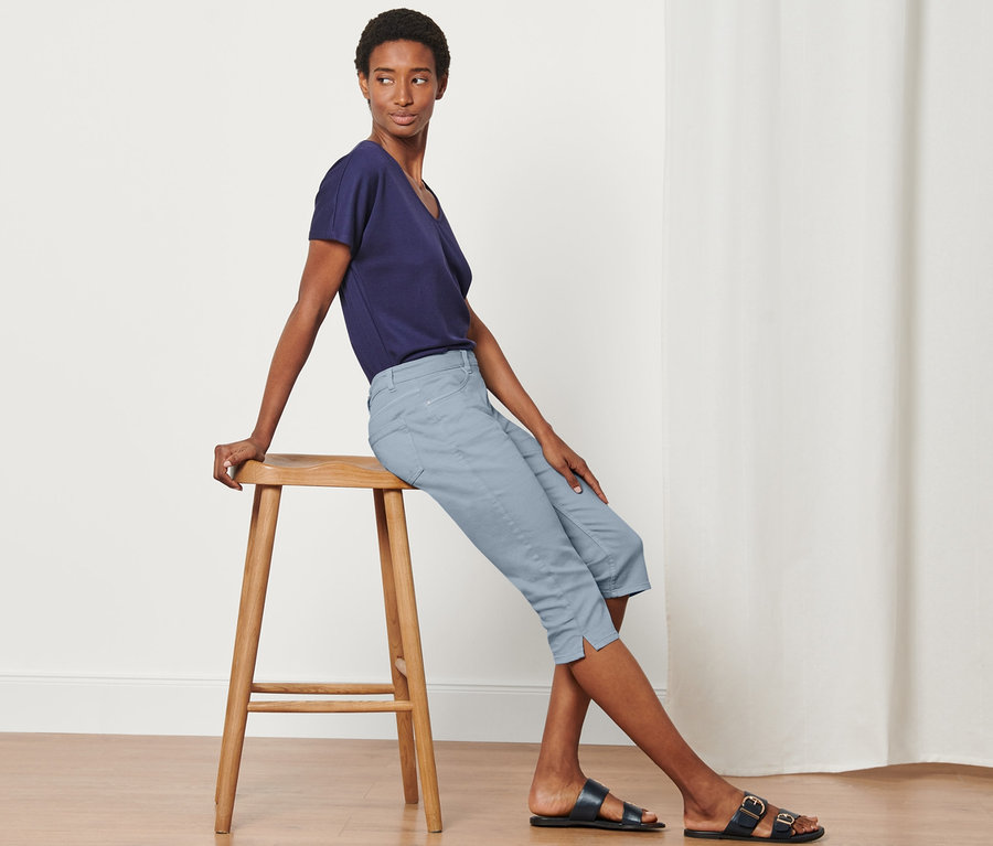 Eine Frau sitzt auf einem Hocker und trägt Capri-Denim »Fit Mara«.