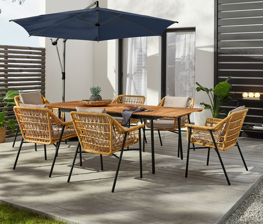 Eine Außenterrasse mit einem Ausziehtisch »Elin« mit Sonnenschirm, Dining-Sesseln mit Polyrattangeflecht, einer Outdoor-Lounge »Elin« und einem LED-Akku-Tischleuchten-Set.