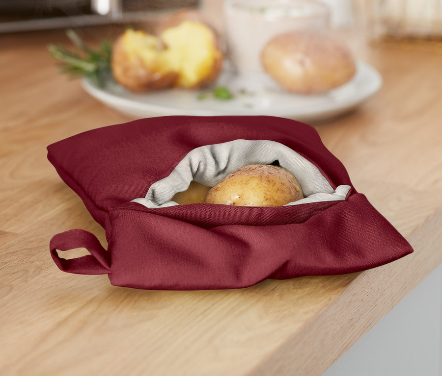 Eine Kartoffel in einer Mikrowellen-Kartoffel-Gartasche auf einer Küchentheke.