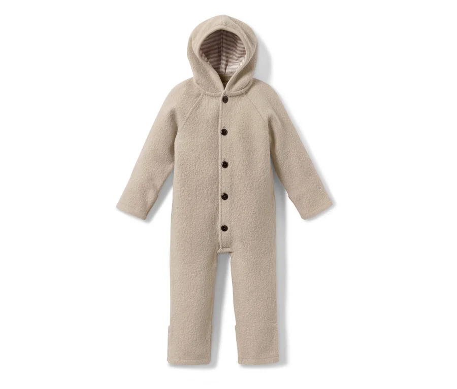 Baby-Merino-Walkoverall in Beige mit Kapuze und Knöpfen.