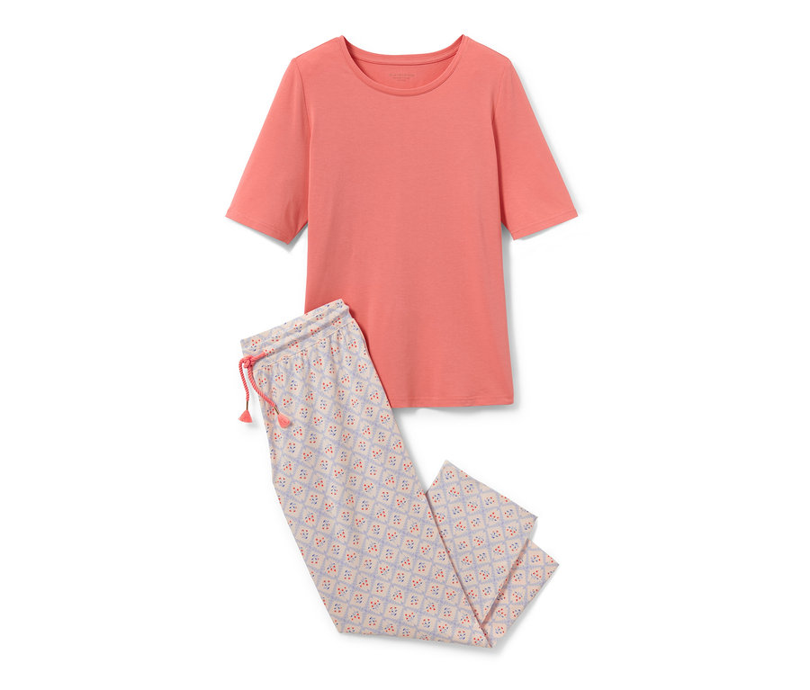 Ein orangefarbener 7/8-Pyjama mit geblümter Hose.