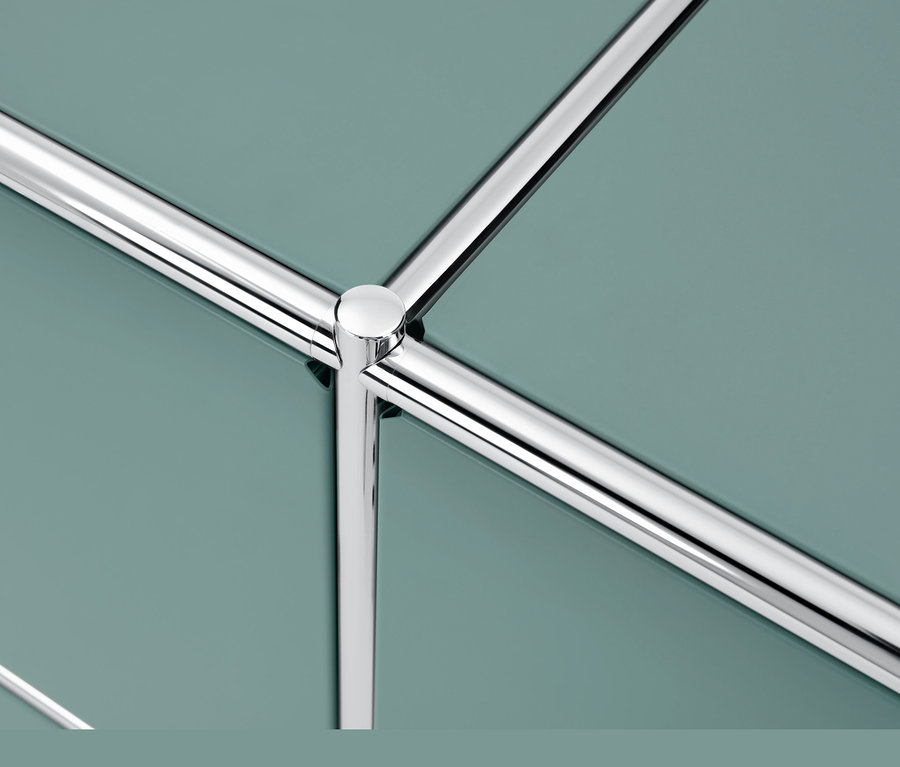 Detailansicht des salbeigrün Sideboards »CN3« mit 2 versetzbaren Klappfächern.