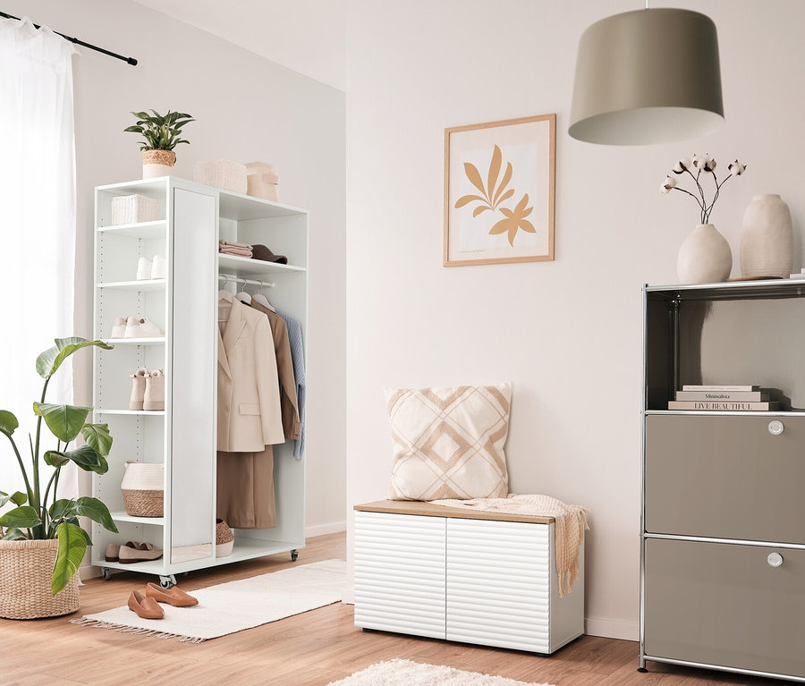 Einrichtung mit mobiler Spiegelschrank-Garderobe, Sitzbank und Pouf mit Stauraum und Beistelltisch Metall »CN3« mit 2 Klappenfächern.