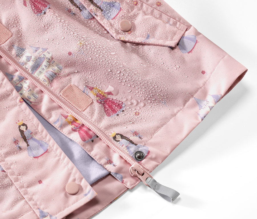 Detailansicht einer rosa Kinder-Regenjacke mit Prinzessinnenmuster.