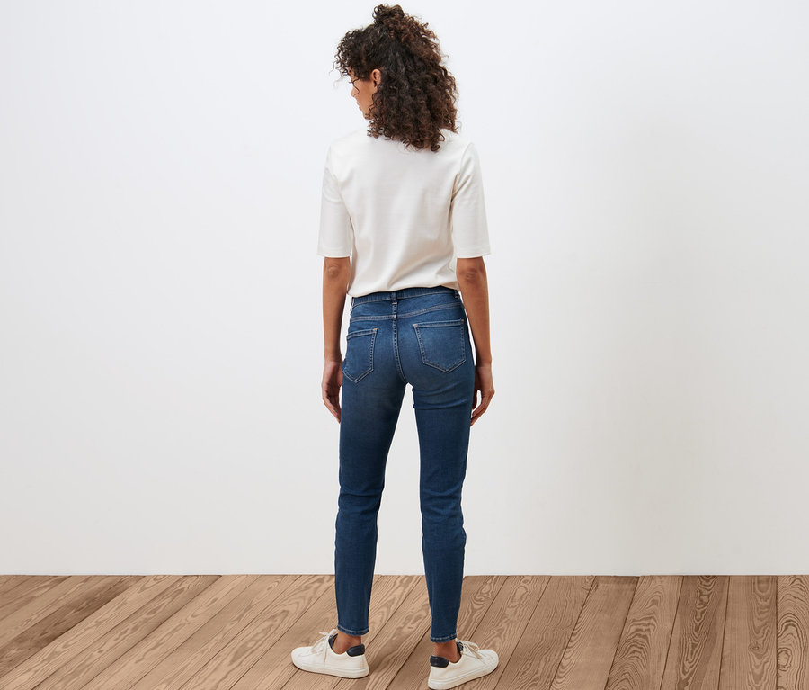 Frau von hinten in Treggings »Fit Nelly«.