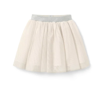 Ein Kinder-Tüllrock in Creme mit einem elastischen, silbernen Bund.