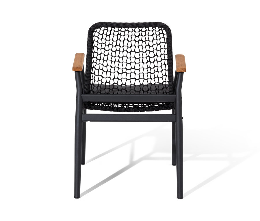 Ein Dining-Stuhl mit Teak-Armlehnen und Textilgeflecht steht vor einem weißen Hintergrund.
