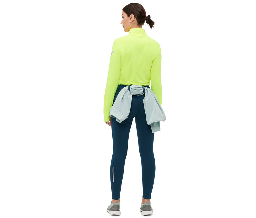 Frau von hinten trägt eine dunkelblaue Thermo-Lauftight.
