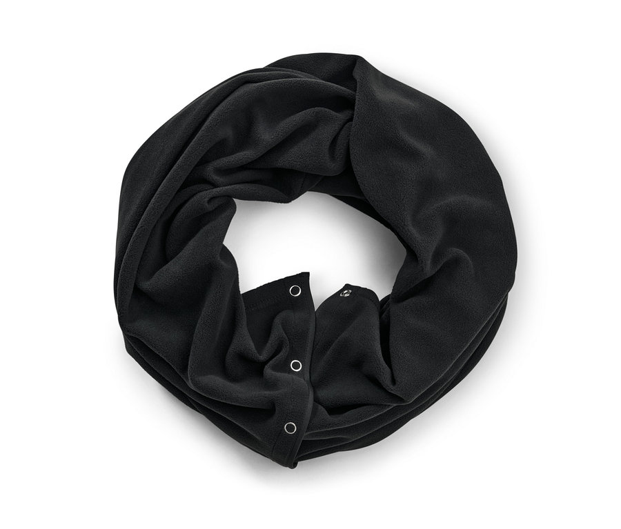 Ein schwarzer 3-in-1-Oversize-Schal auf weißem Hintergrund.