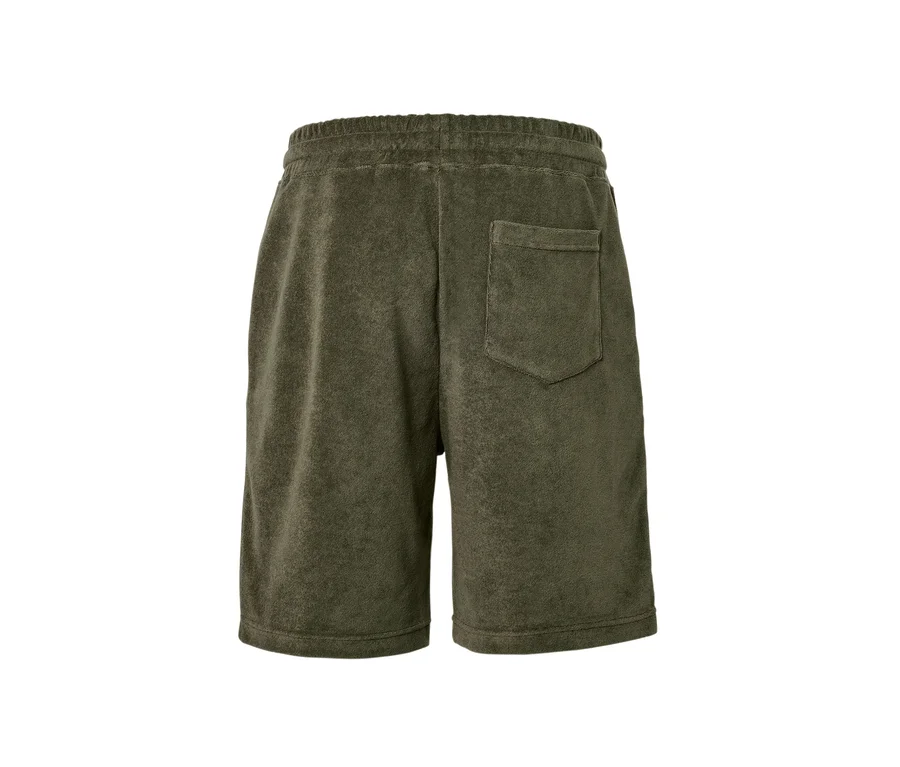 Detailansicht der Rückseite von grünen Frottee-Shorts.
