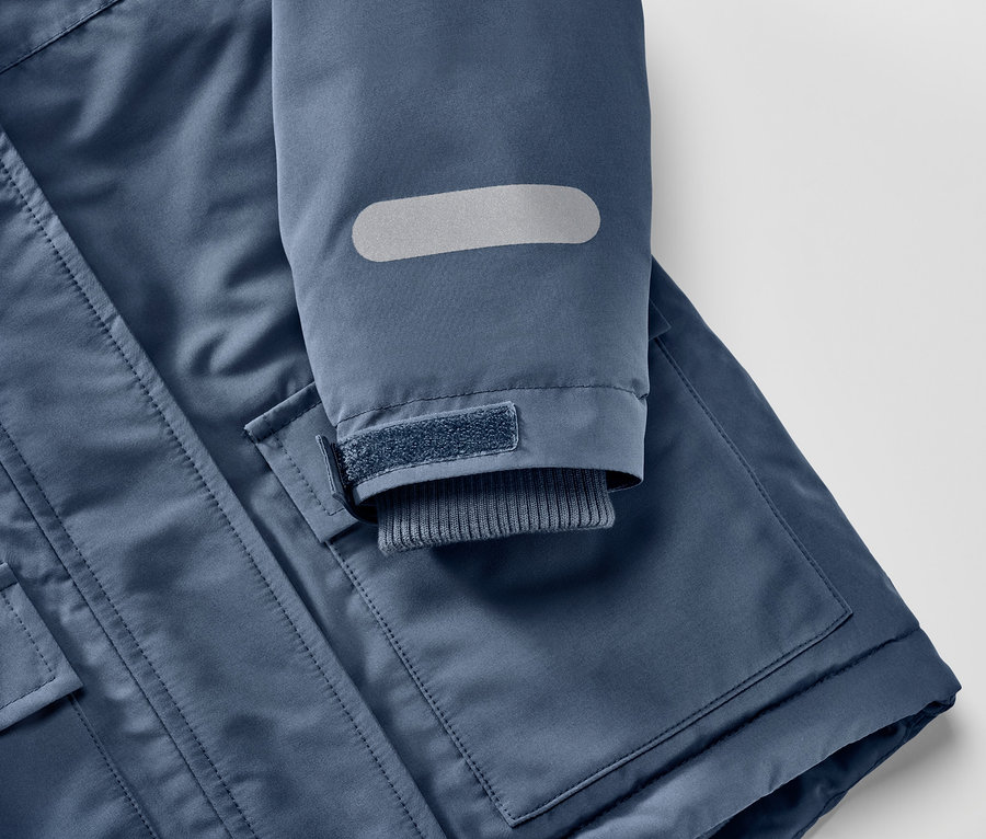 Detailaufnahme einer Kinder-Schneekombi.