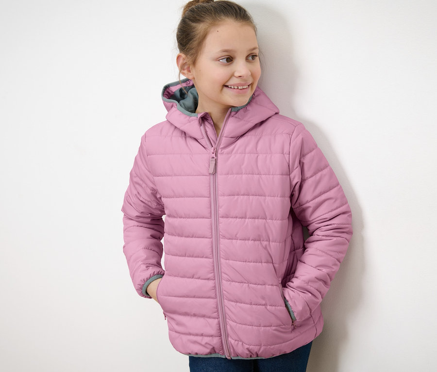 Mädchen trägt eine violette Kinder-Steppjacke.