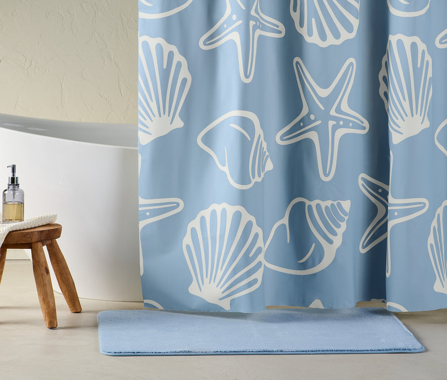 Blauer Duschvorhang mit weißen Seesternen und Muscheln. Neben der Badewanne steht ein Hocker mit einem Seifenspender.