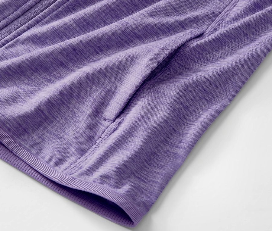 Detailansicht einer flieder melierten Sportjacke.