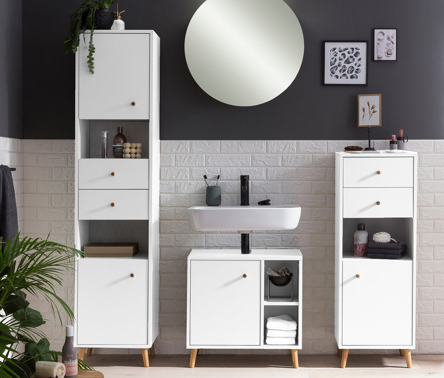 Badezimmer mit weißem Highboard »Bjarne«, klein, weißem Hochschrank »Bjarne« und weißem Waschbeckenunterschrank »Bjarne«.