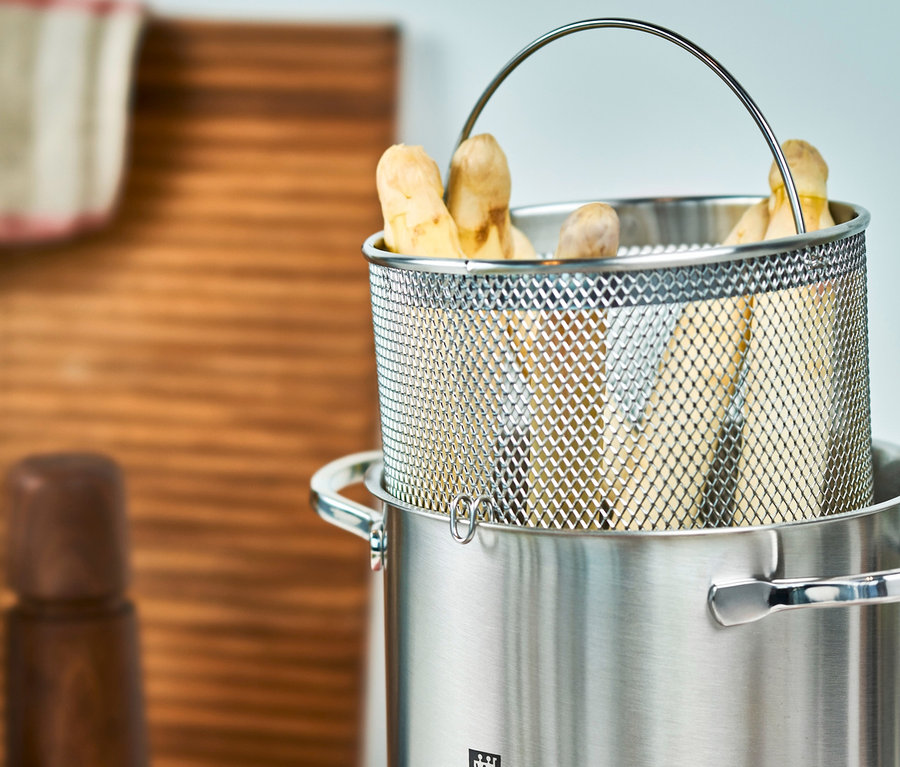 Eine Nahaufnahme zeigt einen ZWILLING Spargel-/Nudeltopf »Twin Specials«, ca. 16 cm, gefüllt mit Spargel.