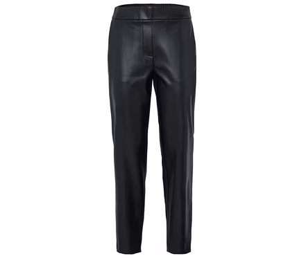 Eine schwarze Kunstlederhose auf weißem Hintergrund.