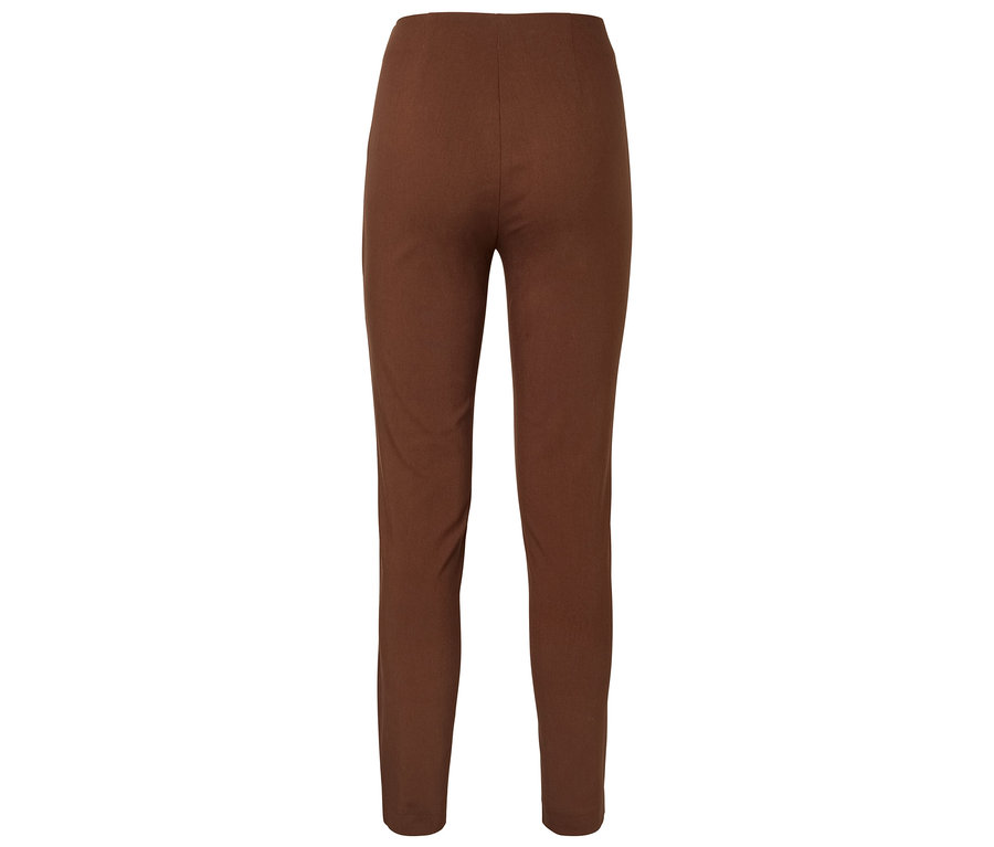 Braune Hose auf weißem Hintergrund.