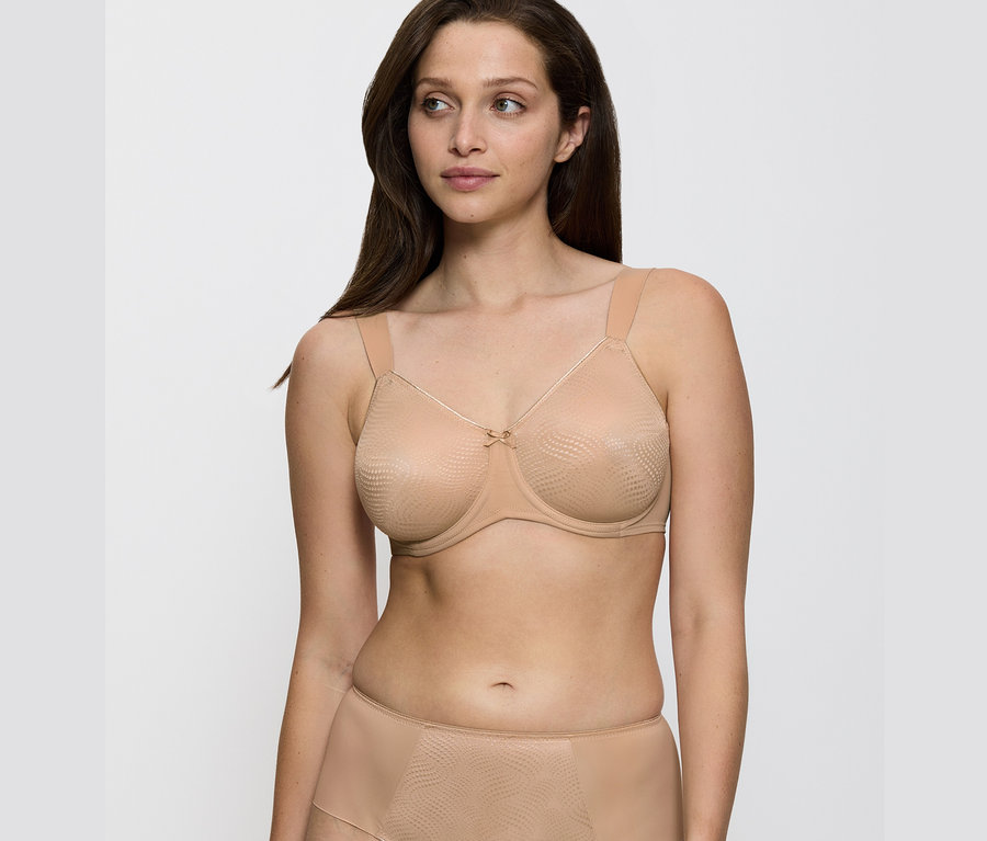 Frau trägt hautfarbener Triumph Essential »Minimizer W X«.