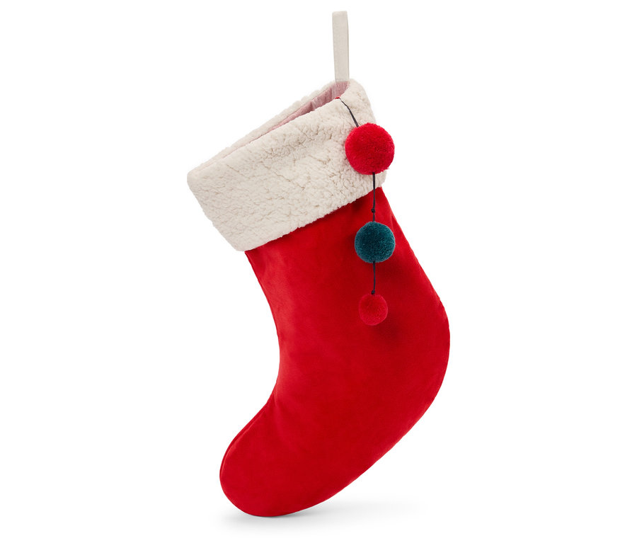 Ein roter Weihnachtsstiefel mit weißem Rand und Zierbommeln hängt vor einem weißen Hintergrund.