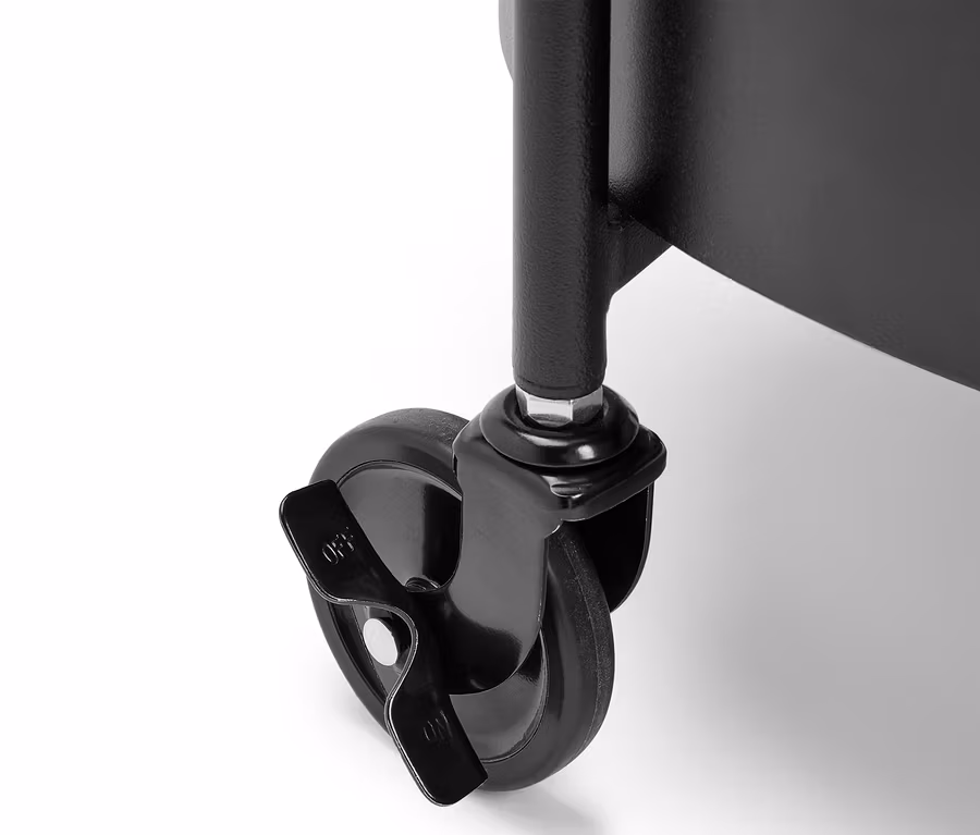 Detail eines schwarzen Metallwagenrads mit Bremse in der Aus-Position.