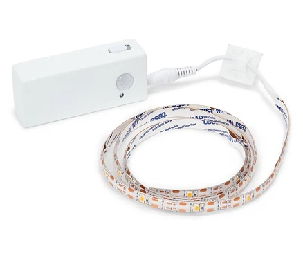 Weißes LED-Band mit Steuerung und Netzkabel.