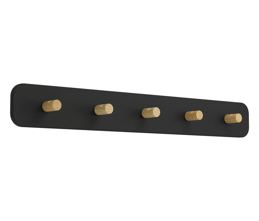 Schwarze Wandgarderobe mit fünf Holzhaken.