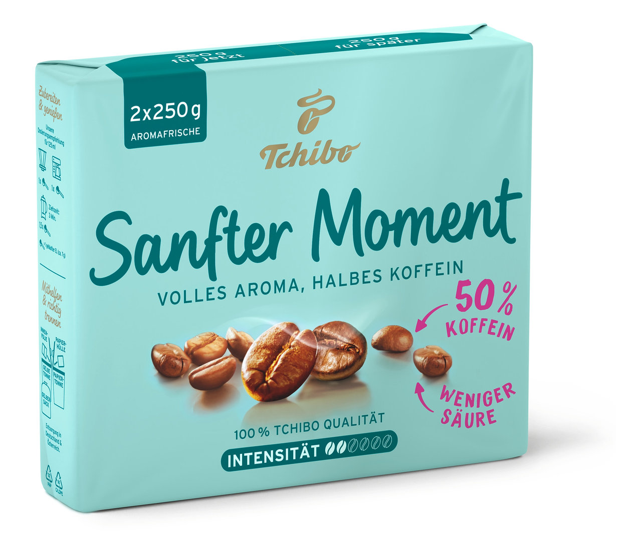 Eine Packung Sanfter Moment - 4 x 500 g Gemahlen Kaffee von Tchibo mit Kaffeebohnen ist zu sehen.