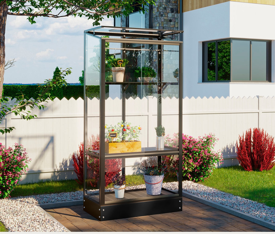 Schwarzes Vitavia Balkongewächshaus mit Standfundament steht draußen auf einer Terrasse.