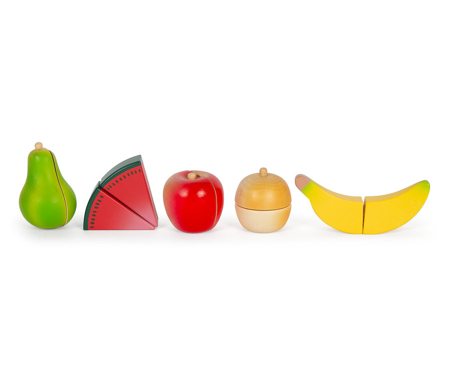 Eine Reihe von Spielzeug-Obst und -Gemüse aus Holz, darunter eine Birne, eine Wassermelone, ein Apfel, eine Zwiebel und eine Banane. Gezeigt ist das small foot Schneide-Set Obst und Gemüse »fresh«.