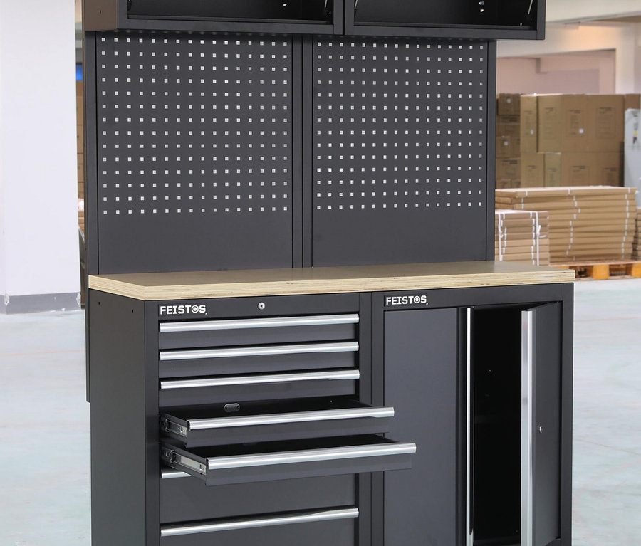 Ein schwarzer FEISTOS Werkzeugschrank »Apollo 5« mit Schubladen und Schränken, von denen einige geöffnet sind.