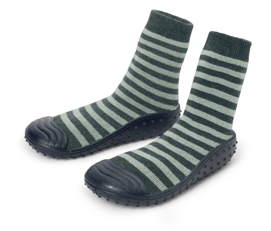 Zwei gestreifte, graue Stoppersocken für Kinder mit dunkelblauen Sohlen.