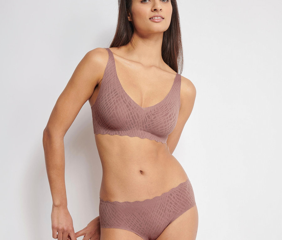 Frau posiert in sloggi ZERO Feel Bliss Soft Bra, cacao und passendem Höschen.