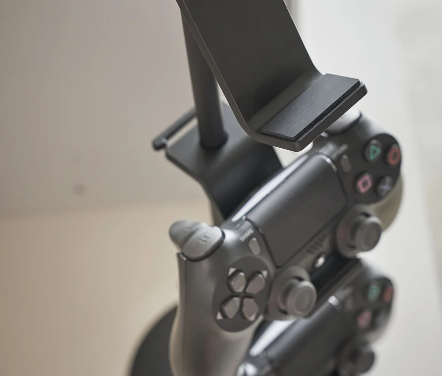 Ein schwarzer Controller liegt auf einem YAMAZAKI Controller-Ständer »SMART«.