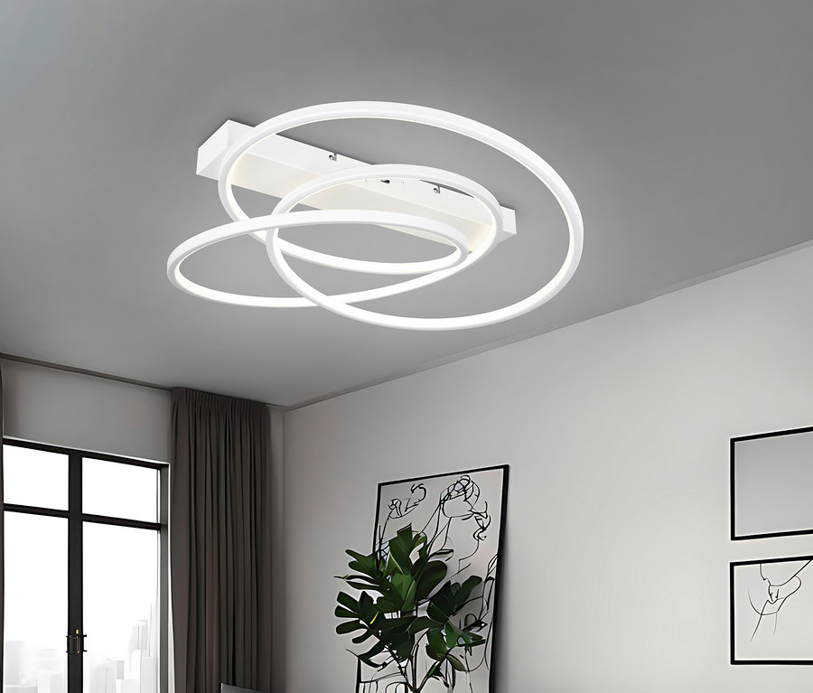 Modernes Zimmer mit einer weißen Deckenleuchte mit kreisförmigem Design.