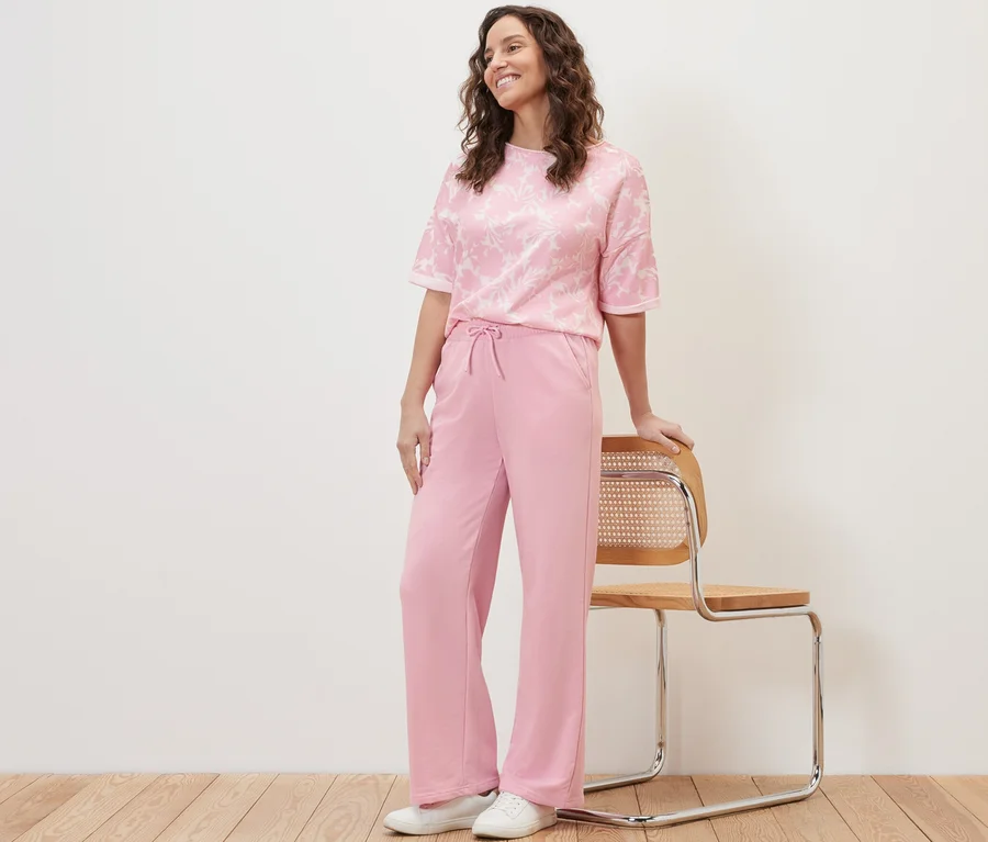 Frau posiert in rosa Sweathose.