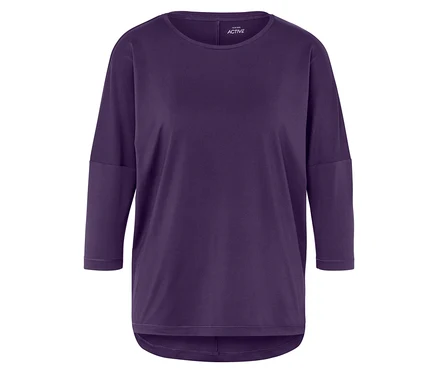 Lila Shirt mit Dreiviertelärmeln.